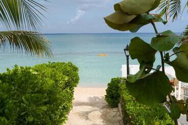 هتل Hampton By Hilton Grand Cayman Seven Mile Beach