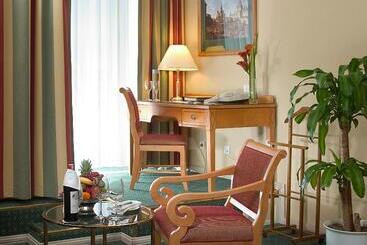 هتل Moscow Marriott Grand