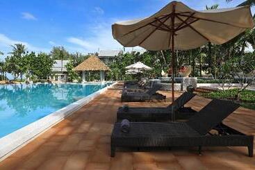 هتل Natai Beach Resort