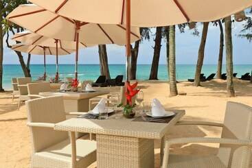 هتل Natai Beach Resort