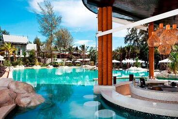 هتل Natai Beach Resort
