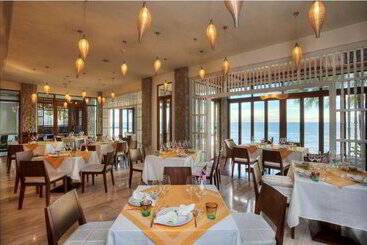 هتل Natai Beach Resort