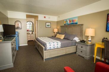 هتل Strawberry Hill Seaside Inn
