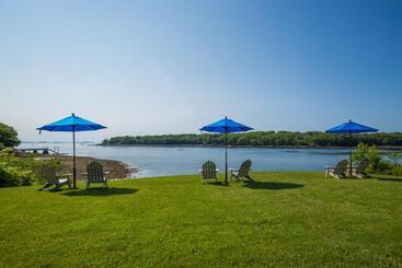 هتل Strawberry Hill Seaside Inn