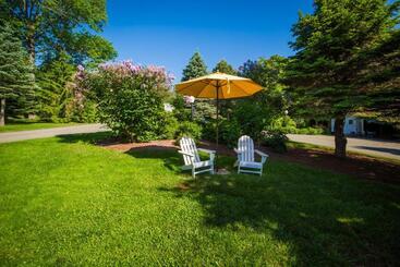 هتل Strawberry Hill Seaside Inn