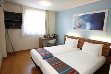 هتل Travelodge Barcelona Poblenou