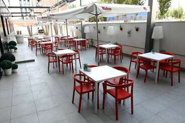 هتل Travelodge Barcelona Poblenou