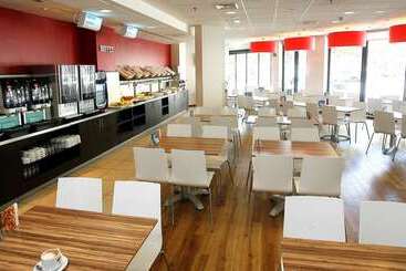 هتل Travelodge Barcelona Poblenou