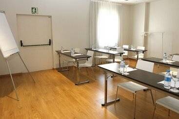 هتل Travelodge Barcelona Poblenou