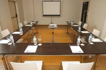 هتل Travelodge Barcelona Poblenou