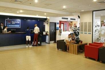 هتل Travelodge Barcelona Poblenou