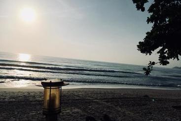 استراحتگاه Tradewinds Cottages