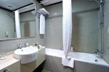 Time Oak Hotel & Suites