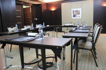 Time Oak Hotel & Suites