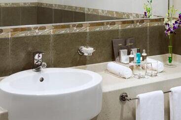 Time Oak Hotel & Suites