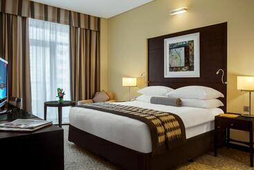Time Oak Hotel & Suites