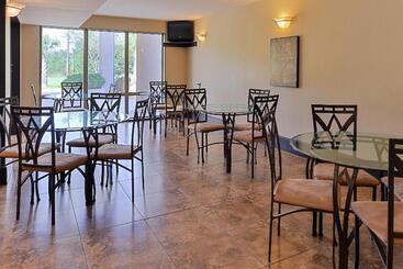 هتل Americas Best Value Inn Kinder