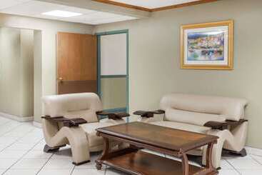 هتل Baymont By Wyndham Decatur