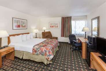 هتل Baymont By Wyndham Decatur