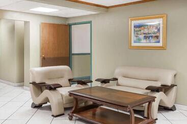 هتل Baymont By Wyndham Decatur