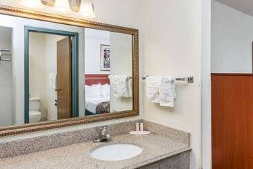 هتل Baymont By Wyndham Decatur