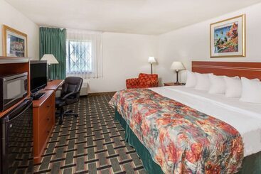 هتل Baymont By Wyndham Decatur