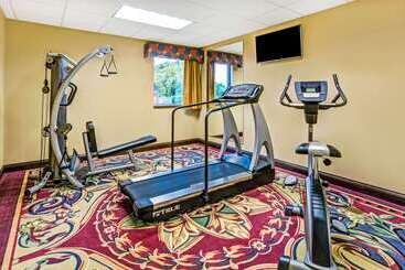 هتل Days Inn & Suites By Wyndham Jeffersonville In