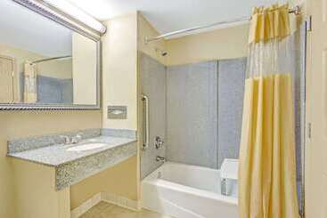 هتل Days Inn & Suites By Wyndham Jeffersonville In