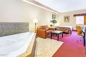 هتل Days Inn & Suites By Wyndham Jeffersonville In