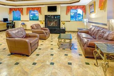 هتل Days Inn & Suites By Wyndham Jeffersonville In