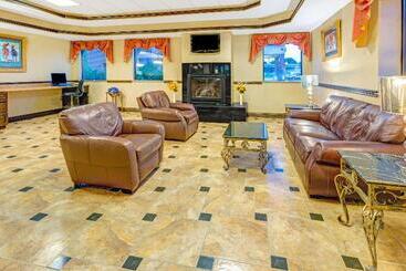 هتل Days Inn & Suites By Wyndham Jeffersonville In