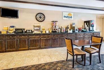 هتل Days Inn & Suites By Wyndham Jeffersonville In