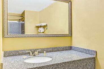 هتل Days Inn & Suites By Wyndham Jeffersonville In
