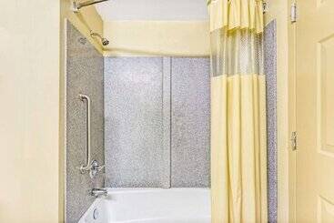 هتل Days Inn & Suites By Wyndham Jeffersonville In