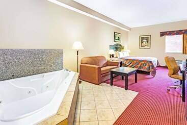 هتل Days Inn & Suites By Wyndham Jeffersonville In