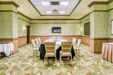 هتل Embassy Suites Atlanta   Kennesaw Town Center