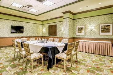 هتل Embassy Suites Atlanta   Kennesaw Town Center