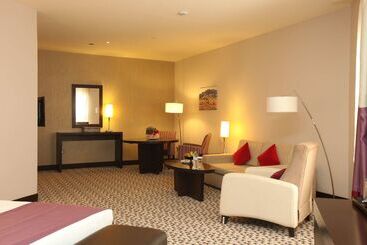 هتل Golden Tulip Hail