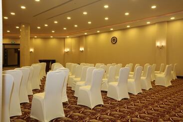 هتل Golden Tulip Hail