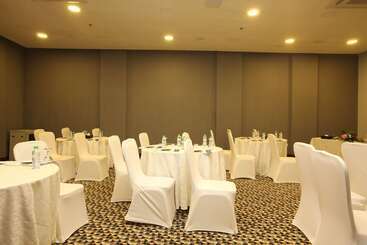 هتل Golden Tulip Hail