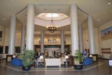 هتل Golden Tulip Hail
