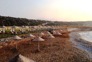 هتل Korineum Golf & Beach Resort
