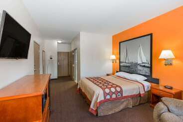 هتل Super 8 By Wyndham Salina