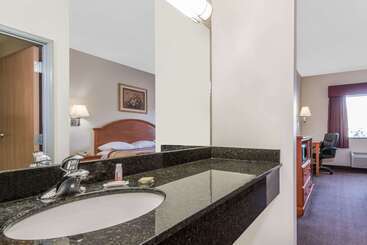 هتل Super 8 By Wyndham Salina