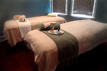 هتل The Breakwater Inn & Spa
