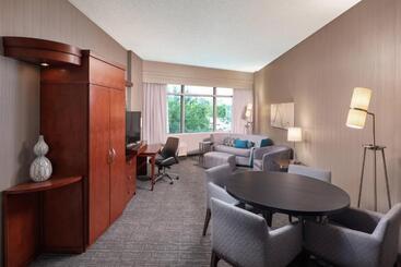 Courtyard By Marriott Greenville Downtown