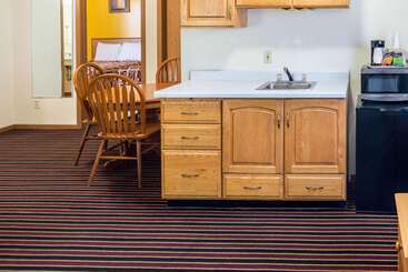 هتل Rodeway Inn & Suites