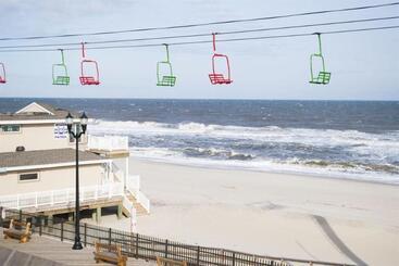 Boardwalk Hotel Charlee & Apartments Beach Hotel Oceanfront