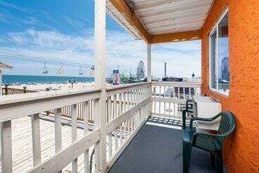 Boardwalk Hotel Charlee & Apartments Beach Hotel Oceanfront