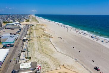 Boardwalk Hotel Charlee & Apartments Beach Hotel Oceanfront